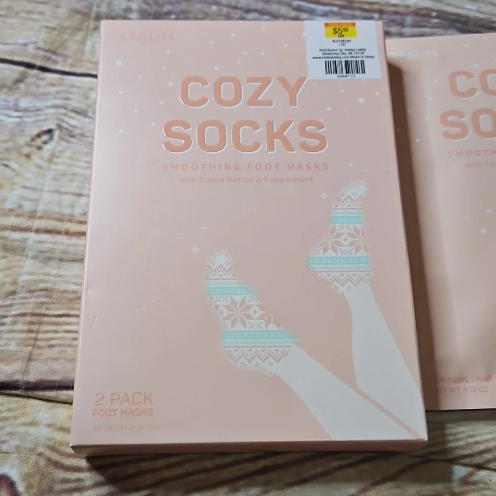 Cozy Socks Smoothing Foit Masks With Cocoa Butter & Peppermint Set Of 4‎